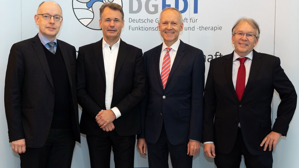 Der alte und neue Vorstand der DGFDT, von links nach rechts: Prof. Dr. Alfons Hugger (Präsident), Dr. Bruno Imhoff (Vizepräsident), Priv.-Doz. Dr. M. Oliver Ahlers (Generalsekretär) und Prof. Dr. Peter Ottl (Rechnungsführer)