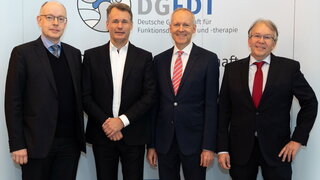 Der alte und neue Vorstand der DGFDT, von links nach rechts: Prof. Dr. Alfons Hugger (Präsident), Dr. Bruno Imhoff (Vizepräsident), Priv.-Doz. Dr. M. Oliver Ahlers (Generalsekretär) und Prof. Dr. Peter Ottl (Rechnungsführer)