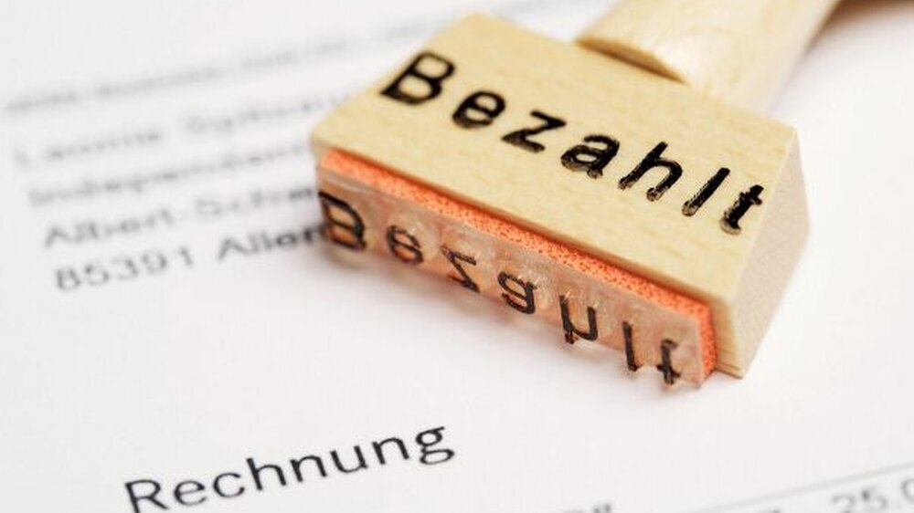 Manchmal vergeht eine ganze Zeit, bis ein Patient die Rechnung bezahlt hat und ‚abgestempelt’ werden kann.