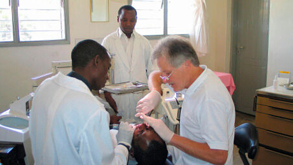 Berufsziel Tansania: Dr. Jürgen Meyer- Oswald bei der Behandlung in seinem „dental office“ in Puma.