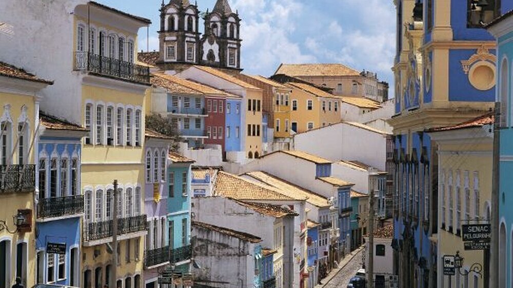 Salvador ist von der UNESCO als Ort des Weltkulturerbes eingestuft, mit ihrer historischen Altstadt aus Zeiten der portugiesischen Kolonialherrschaft bietet die Stadt ein farbenfrohes Bild.