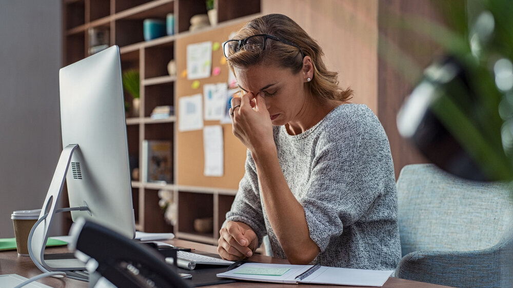 Erschöpfte Frau im Büro Erschöpfte Frau im Büro