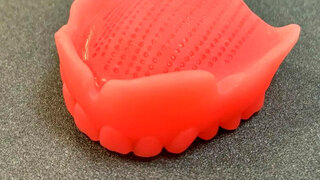 Zahnprothese mit krakenartigen Saugnäpfen an der Oberseite