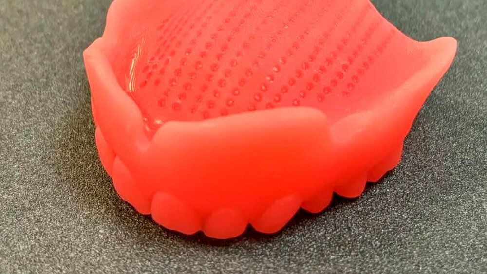 Zahnprothese mit krakenartigen Saugnäpfen an der Oberseite