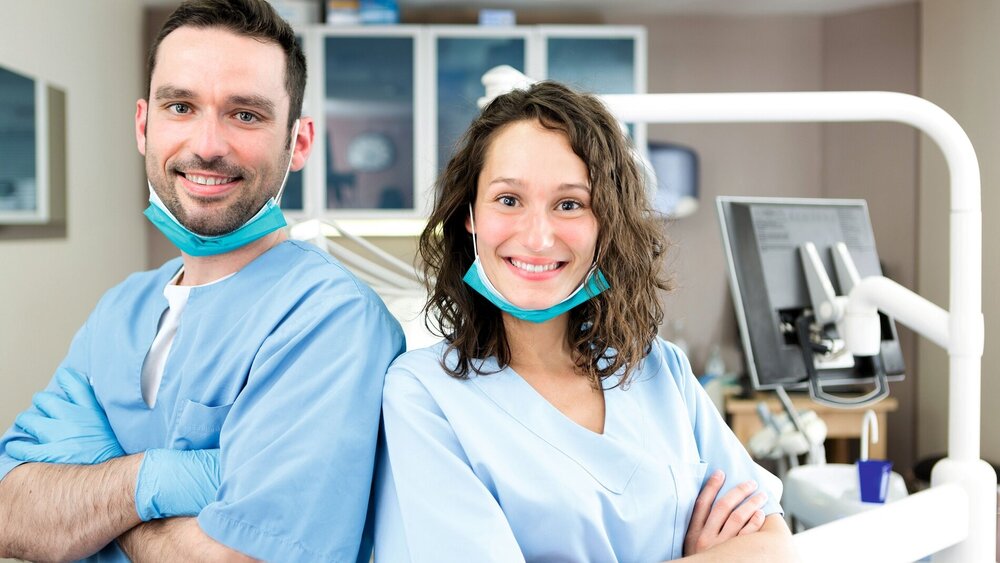 junger Zahnarzt und junge Zahnärztin