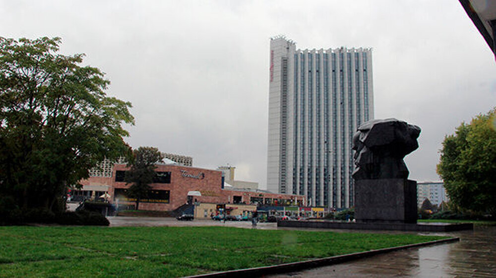 Typisch für Chemnitz: Das 1971 eingeweihte Karl-Marx-Monument vor dem ehemaligen Karl-Marx-Forum.