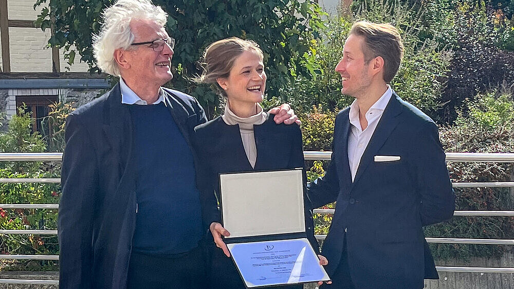 Prof. em. Dr. Dietmar Kubein-Meesenburg, Priv.-Doz. Dr. Eva Paddenberg-Schubert und Dr. Sebastian Krohn An Rande der Fortbildungstage wurde der Deutsche Millerpreis 2026 verliehen. Das Foto zeigt Prof. em. Dr. Dietmar Kubein-Meesenburg (l.) mit den Preisträgern Priv.-Doz. Dr. Eva Paddenberg-Schubert und Dr. Sebastian Krohn.