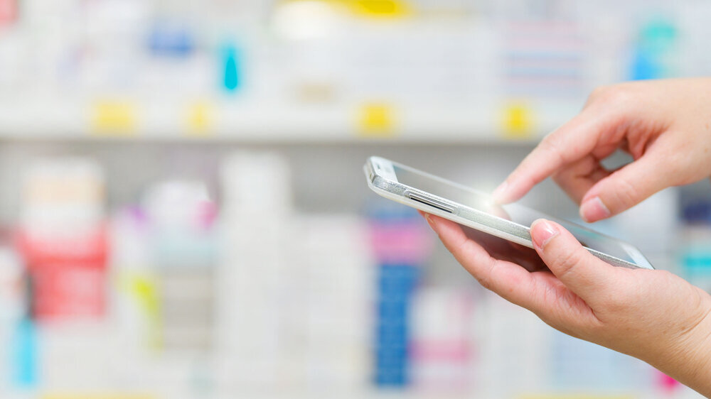 Apotheker mit Smartphone und elektronischem Rezept (E-Rezept) Apotheker mit Smartphone und elektronischem Rezept (E-Rezept)