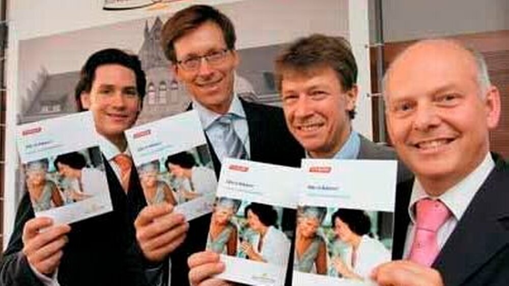 Stolz auf den sechsten gemeinsam herausgegebenen Ratgeber zum Monat der Mundgesundheit: Wolfgang König und Michael Warncke von Colgate-Palmolive (ganz li. und ganz re.), BZÄK-Vizepräsident Dr. Dietmar Oesterreich (2. vonre.) und Experte Prof.Dr. Dr. S