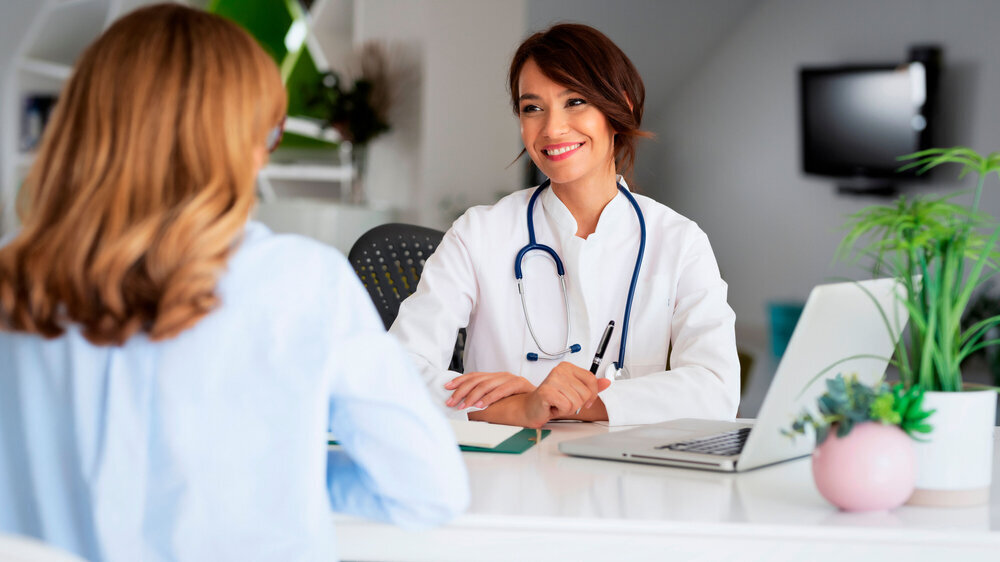 Ärztin im Gespräch mit Patientin in ihrer eigenen Praxis. Ärztin im Gespräch mit Patientin in ihrer eigenen Praxis.
