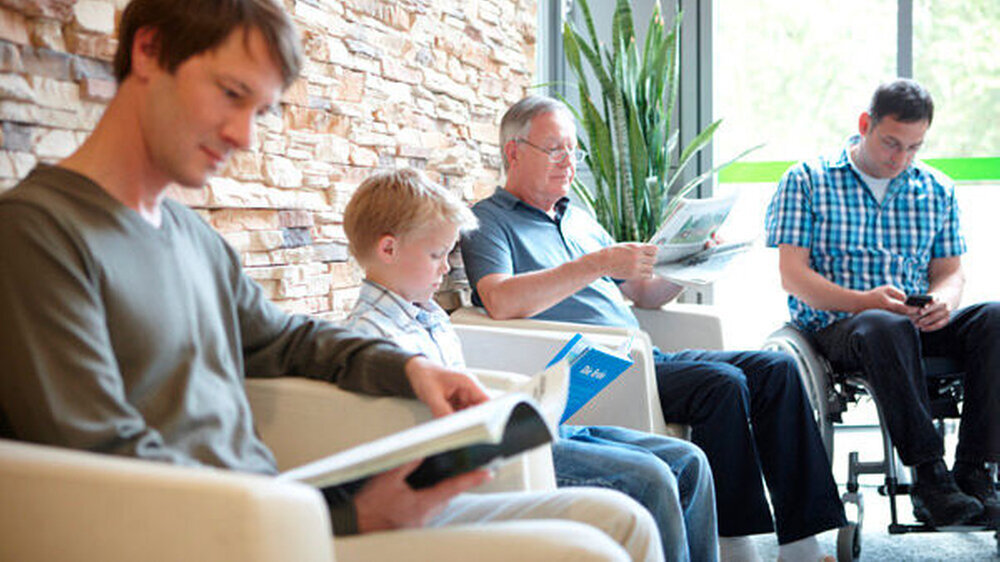Die Deutschen gehen zu oft zum Arzt. Daher bleibe den Ärzten zu wenig Zeit für ihre Patienten, kritisiert die KBV - und stellt ein dreistufiges Modell vor, mit dem sich die Zahl der Arztbesuche regeln lassen soll.
