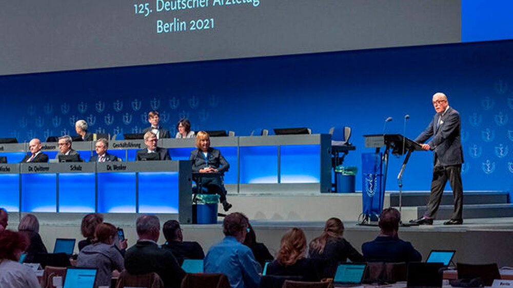 Gesunde Menschen gibt es nur auf einem gesunden Planeten.“ Fakten schaffen und ein Zeichen setzen wollten die Delegierten des Deutschen Ärztetag gestern in Berlin zum Thema Klima und Gesundheit.