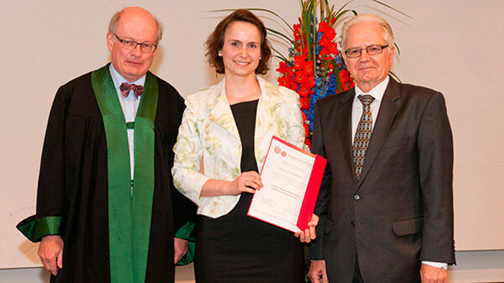 Prof. Dr. Claus Bartram, Dekan der Medizinischen Fakultät (links) und Prof. Dr. Friedrich Reutner, Ehrensenator der Universität Heidelberg, überreichten Dr. Larissa Pfisterer den Preis für Nachwuchsforscher.\r\n