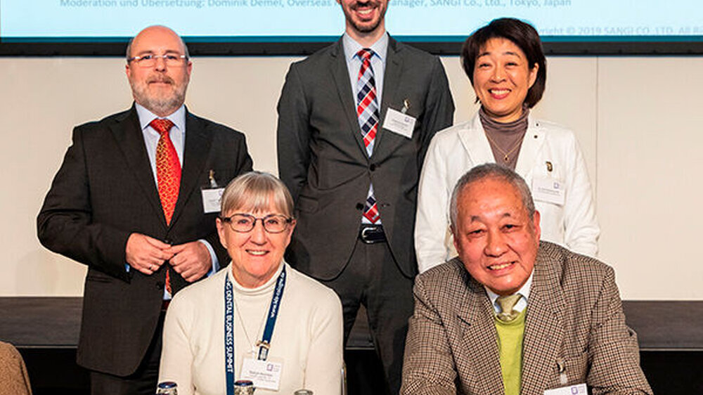 Auf ihrer Pressekonferenz auf der IDS sprachen SANGI Firmengründer Shuji Sakuma (rechts vorn im Bild), Dentalhygienikerin Izumi Hashizume (rechts hinten), President SANGI Co., Ltd. und CEO SANGI Europe GmbH Roslyn Hayman (links vorn) und Jochen Freibert,