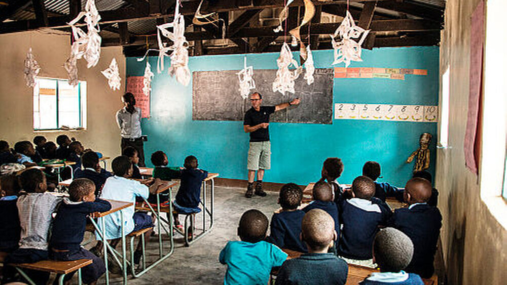 Gnauert demonstrierte in der Dorfschule, wie Zähne aufgebaut sind und wie man sie richtig putzt. |