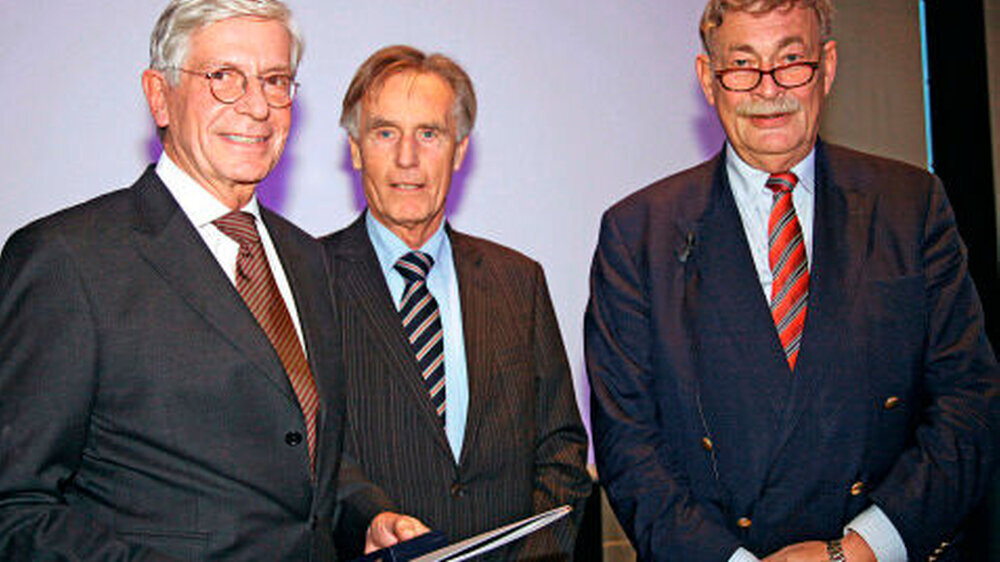 Der Kammerpräsident Prof. Dr. Wolfgang Sprekels (r.) verlieh jeweils eine silberne Ehrennadel der Deutschen Zahnärzteschaft an Dr. Horst Schulz (M.), Fortbildungsreferent, und an Vorstandsmitglied Dr. Peter Twesten, für ihre langjährigen Verdienste f