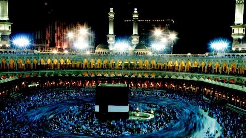 Die Kaaba in Mekka: Kurz vor einer Panik schiebt sich die Menge nur noch in Stop-and-go-Wellen vorwärts. Nimmt das Gedränge weiter zu, werden die in der Menge eingekeilten Menschen ruckartig hin und her geworfen.
