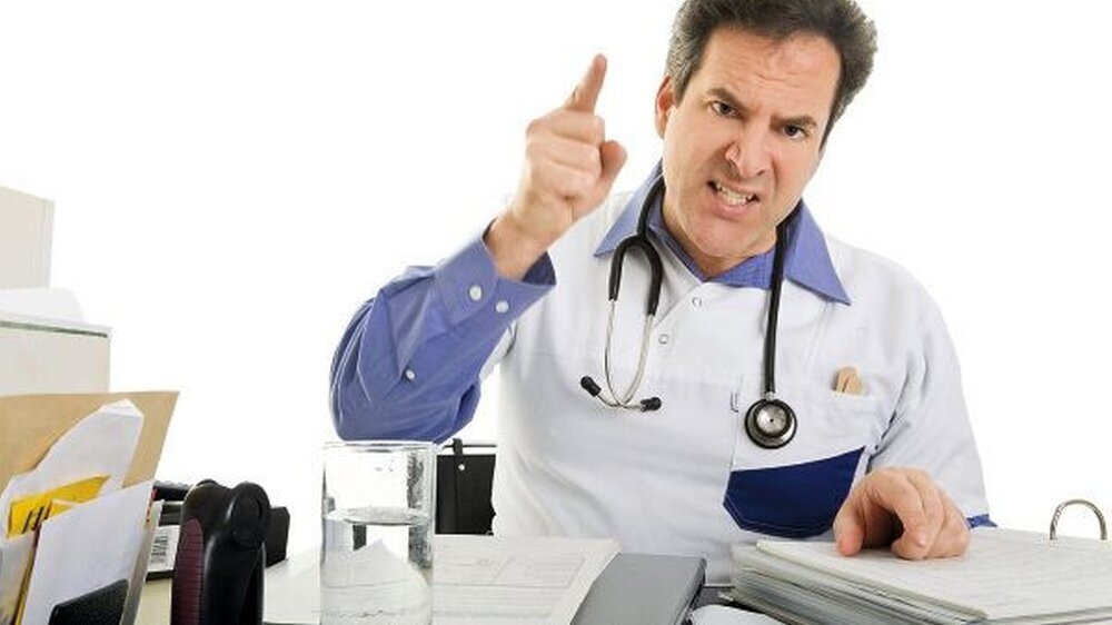 Ärger im Praxisalltag? Nicht alles, was der Arzt sagt, wird vom Patienten auch angenommen. Und nicht alles, was der Patient auf Fragen antwortet, ist ehrlich.