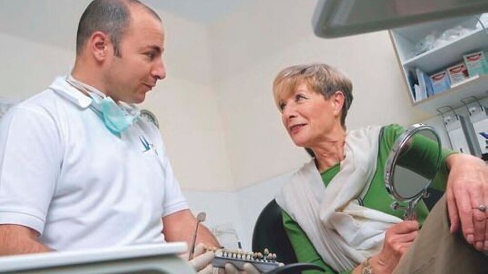 Die Prämiensteigerung bei den privaten Krankenversicherungen trifft sicher auch viele Zahnärzte.