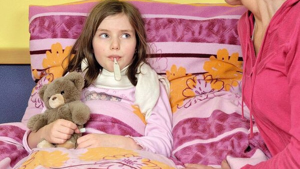 Regelmäßige Fieberschübe sollten bei Kindern auch an ein PFAPA-Syndrom denken lassen. |