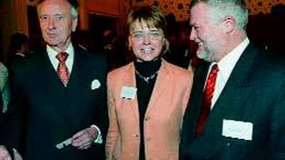 Luden gemeinsam zum Neujahrsempfang in Berlin: BZÄK-Präsident Dr. Dr. Jürgen Weitkamp (l.) und KZBV-Vorsitzender Dr. Rolf Jürgen Löffler (r.), hier im Gespräch mit Annette Widmann-Maunz, Gesundheitspolitsche Sprecherin der CDU/CSU-Fraktion.