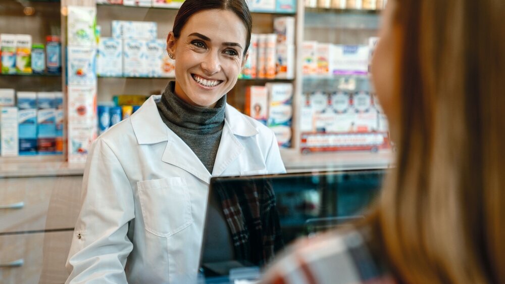Apothekerin berät Kunden zum E-Rezept.