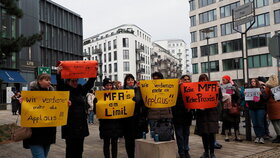 Bundesweite Streikaktion der MFA: Angestellte halten Schilder mit ihren Forderungen hoch.