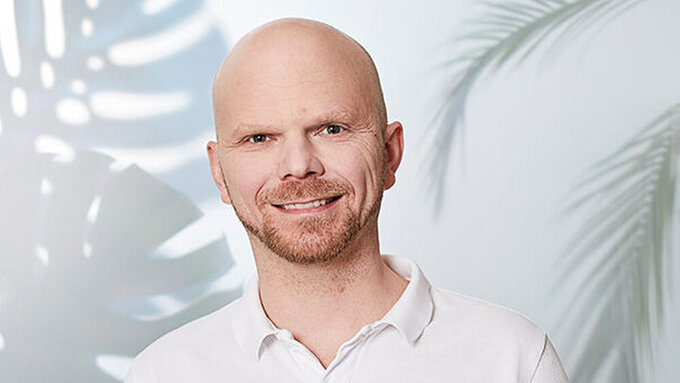 Da das Leasing bei dem von ihm favorisierten Anbieter erst nach zwei Jahren Selbstständigkeit möglich ist, im Sommer 2021 aber der Bau seines zweiten Standortes zur Praxiserweiterung alle Aufmerksamkeit forderte, begann Zahnarzt Hannes Schulte-Ostermann