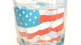 US-Flagge reflektiert in einem Wasserglas