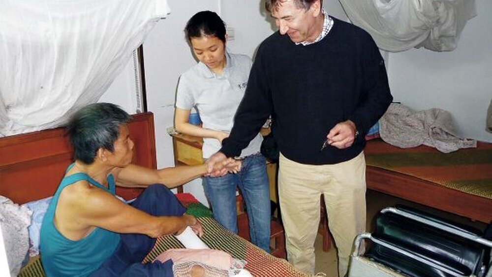 Dr. Klaus Winter mit Patient im Lepradorf Hongwei