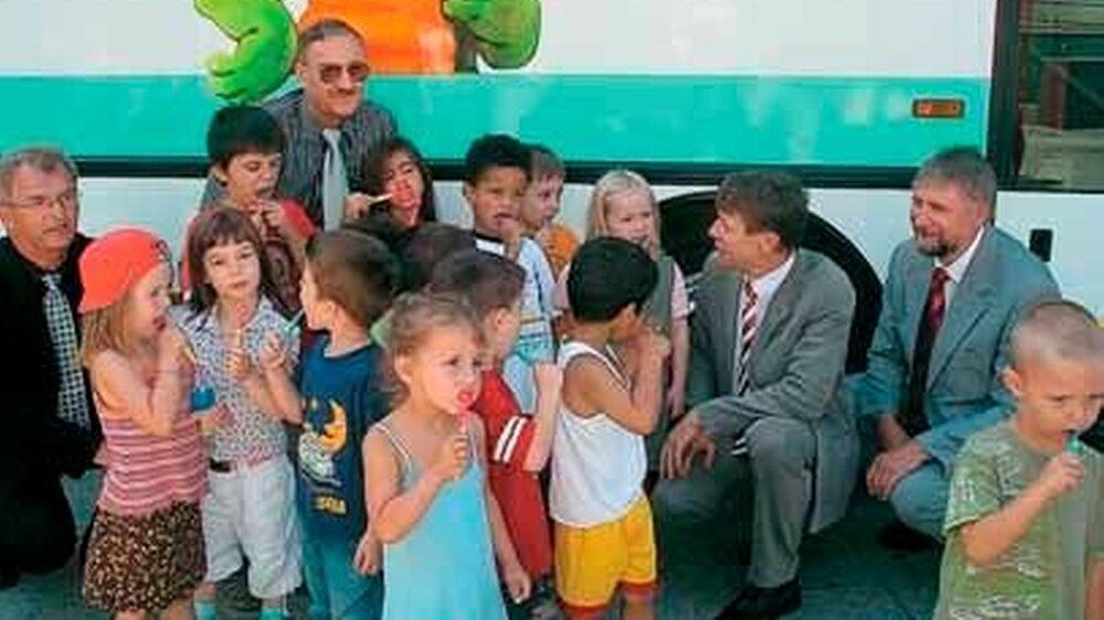 Warben für die richtige Prophylaxe: Prof. Dr. Johannes Einwag, Bernd Wiethart, Dr. Dietmar Oesterreich, Dr. Uwe Prümel-Phillipsen (v.l.n.r.) und Frankfurter Kindergarten- Kinder.