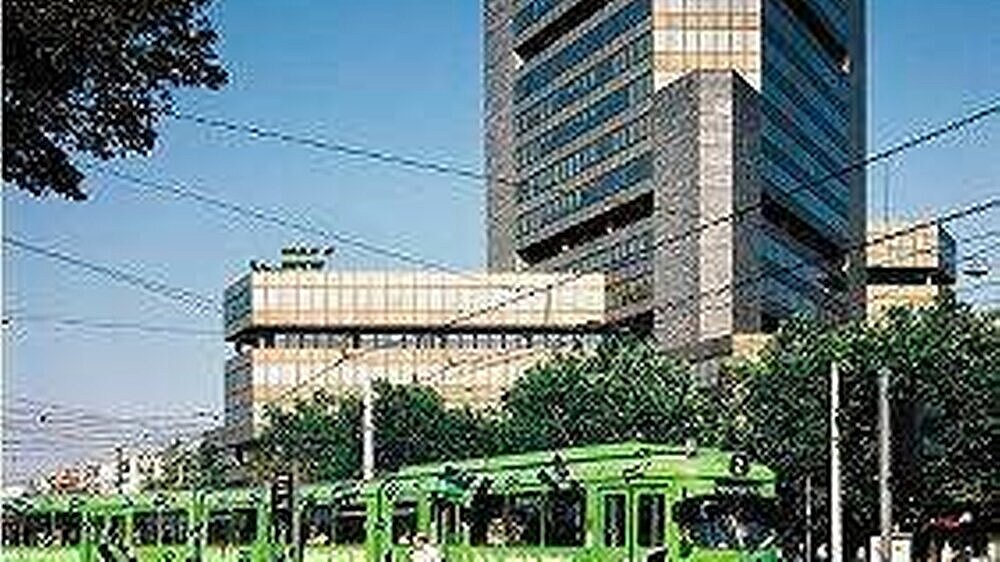 Welche Linie fährt die DKV? Die Prophylaxezentren könnten versicherungseigenen Zahnkliniken den Weg bereiten.