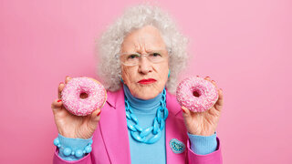 Seniorin mit Donuts