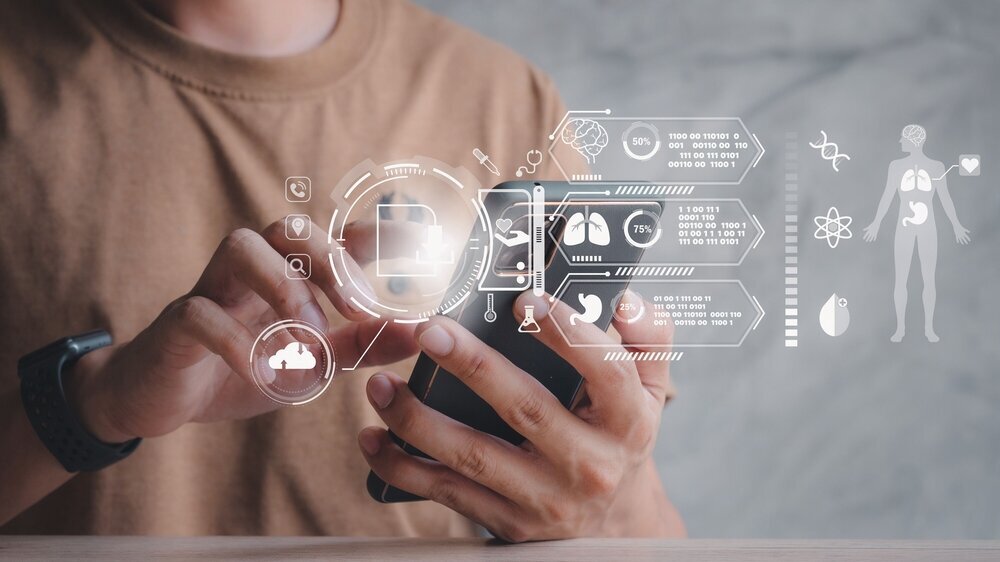 Mann hält Smartphone in der Hand und checkt seine Gesundheitsdaten. Mann hält Smartphone in der Hand und checkt seine Gesundheitsdaten.