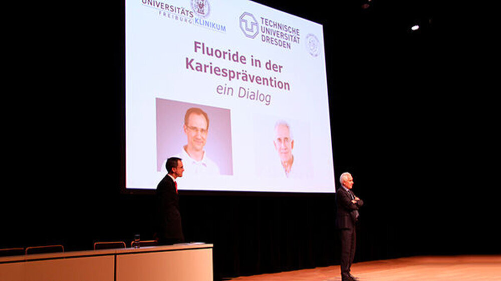 Prof. Dr. Christian Hannig, Dresden (l.) und Prof. Dr. Elmar Hellwig, Freiburg, präsentierten in einem wissenschaftlichen Dialog Neues zu Fluoriden in der Kariesprävention und stellten den sächsischen Konsens zwischen Kinder- und Zahnärzten zur Fluori