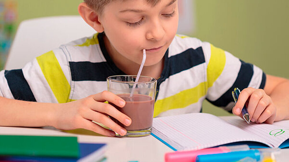 Der Schulmilch-Kakao von Marktführer Landliebe hat einen Zuckergehalt von 8,7 Prozent - fast soviel wie Fanta! "Viele Schulkinder nehmen über die 250-Milliliter-großen-Kakao-Trinkpäckchen somit jeden Tag mehr als sieben Stück Würfelzucker zu sich",