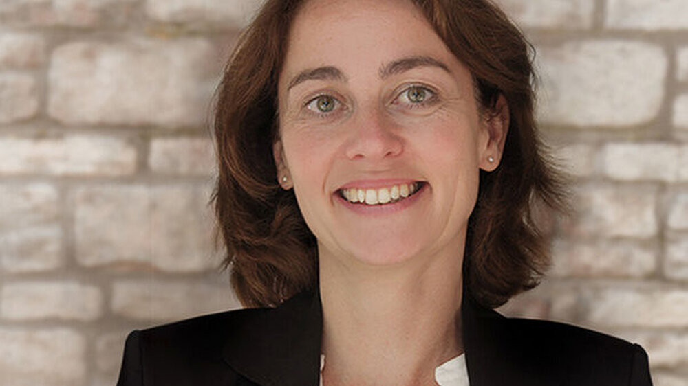 Für das Lächeln einer Maklerin bei der Schlüsselübergabe soll künftig der Verkäufer einer Immobilie zahlen, nicht mehr der Käufer, meint Bundesjustizministerin Katharina Barley.