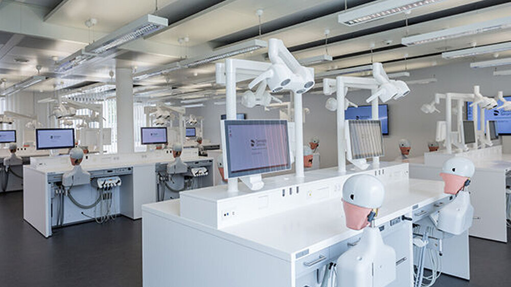 Der Simulationsraum der Dentsply Sirona Academy ermöglicht praxisnahe Trainings auf höchstem Niveau.