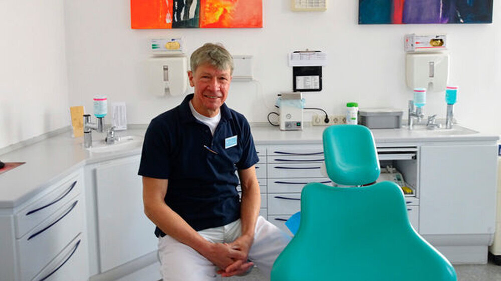 Prof. Dr. Dietmar Oesterreich in seiner Praxis heute\r\n\r\n
