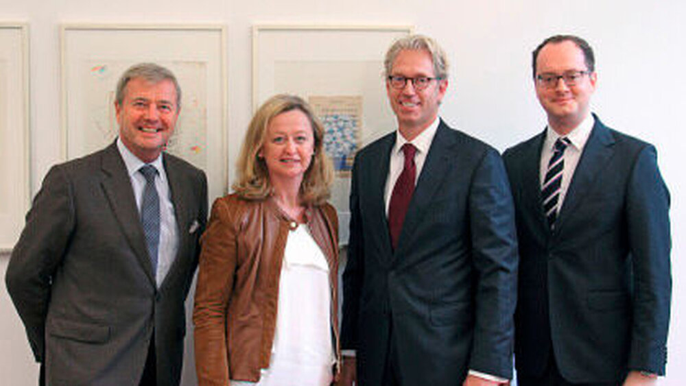Die Spitzen von KZBV und KBV trafen sich zum Arbeitsgespräch (v.l.n.r.): Dr. Wolfgang Eßer (KZBV-Vorstandsvorsitzender), Elfi Schmidt-Garrecht (Leiterin Berliner Vertretung der KZBV), Dr. Andreas Gassen (KBV-Vorstandsvorsitzender), Robert Schneider (Büroleiter KBV-Vorstand) |