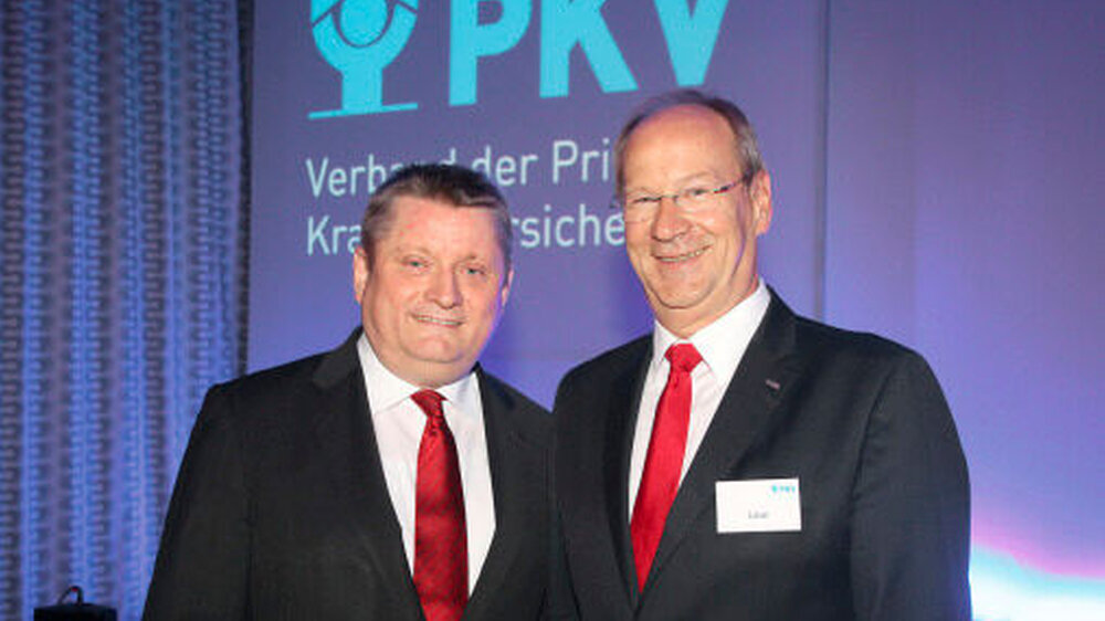 Bundesgesundheitsminister Hermann Gröhe (l.) mit dem PKV- Vorsitzenden Uwe Laue, bei der Jahrestagung des Verbands | Bundesgesundheitsminister Hermann Gröhe (l.) mit dem PKV- Vorsitzenden Uwe Laue, bei der Jahrestagung des Verbands |