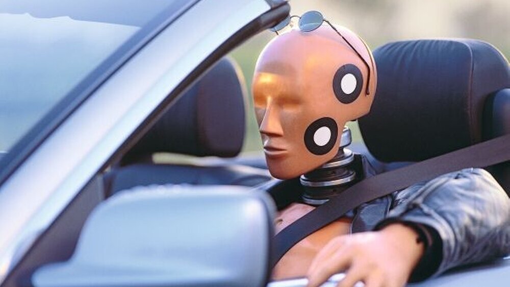 Bekannter sind sie dafür, zwecks Optimierung der Verkehrssicherheit vor Wände zu rasen. Aber Dummies dienen – neben Phantomen, Robotern oder auch speziell eingesetzten Schauspielern – in der Ausbildung von Medizin- und Zahnmedizinern auch als Patien
