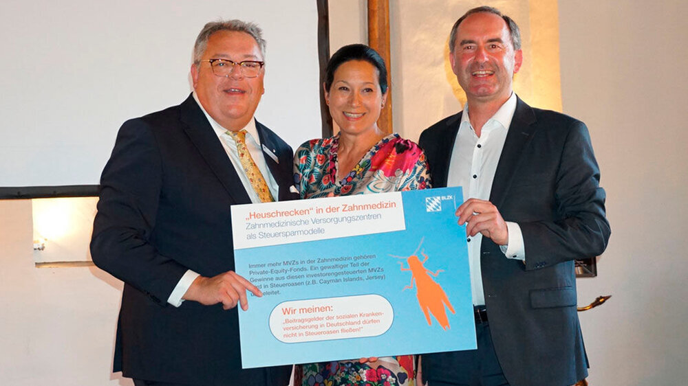 BLZK-Präsident Dr. Dr. Frank Wohl und Dr. Cosima Rücker, Vorsitzende ZBV Oberpfalz, mit Wirtschaftsminister Hubert Aiwanger, MdL BLZK-Präsident Dr. Dr. Frank Wohl und Dr. Cosima Rücker, Vorsitzende ZBV Oberpfalz, mit Wirtschaftsminister Hubert Aiwanger, MdL