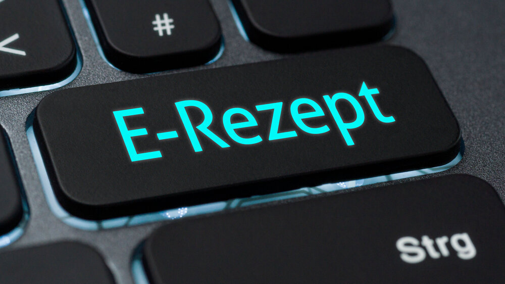 Beleuchtete Tastatur mit einer beschrifteten Taste - E-Rezept E-Rezept