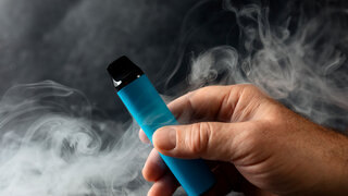 Einweg-E-Zigarette im Rauch.