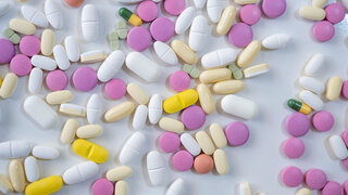 Pillen, Tabletten, Kapseln, Vitamine und Omega-3 auf dem weißen Tisch