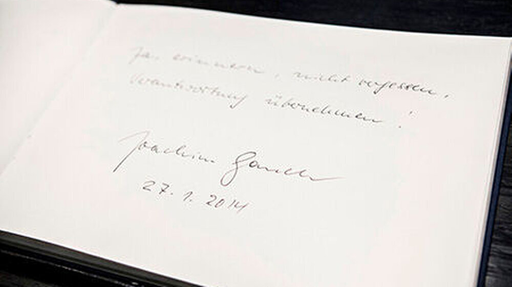 Der Eintrag des damaligen Bundespräsidenten Joachim Gauck zur Ausstellungseröffnung 2014 im Bundestag.