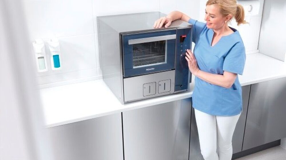 Speziell für kleine Zahnarztpraxen mit geringem Instrumentenaufkommen bietet Miele neue Thermodesinfektoren: Als Auf- bzw. Untertisch-Variante oder freistehend platzierbar – je nach vorhandenem Platzangebot und gewünschter Ergonomie.