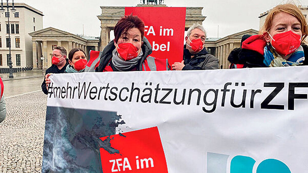 Auf dem Pariser Platz in Berlin machten sich die ZFA und ihre Vertreterin Sylvia Gabel vom VmF für mehr Anerkennung in der Pandemie stark. Ihr Motto: „ZFA im Nebel” – gemeint ist damit sowohl der Aerosol-Nebel wie auch im übertragenen Sinn der Neb