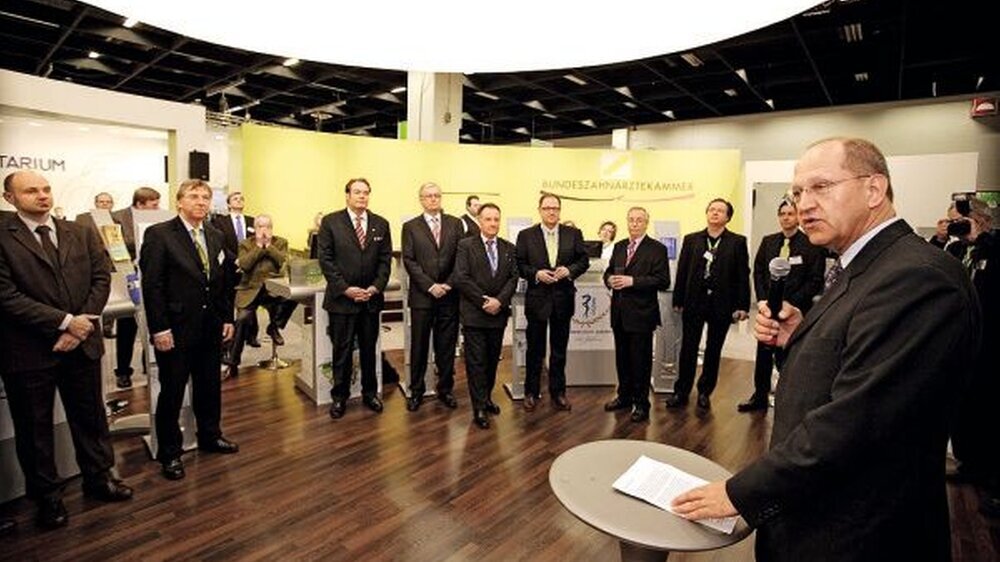 BZÄK-Präsident Dr. Peter Engel eröffnete im Beisein von Dr. Rolf Koschorrek, MdB, den standespolitischen Teil der Messe am Pavillon der Deutschen Zahnärzte.